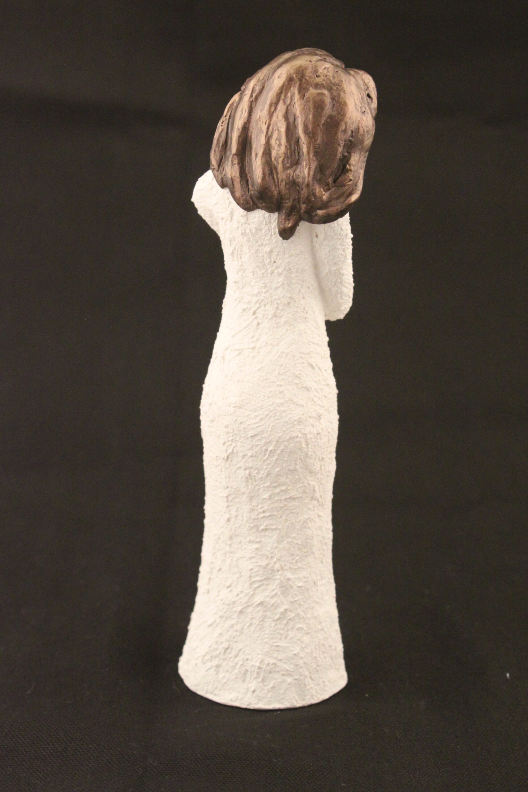 Damefigur, Holder Kobberhjerte - Brunt Hår, 21 cm - Image 4